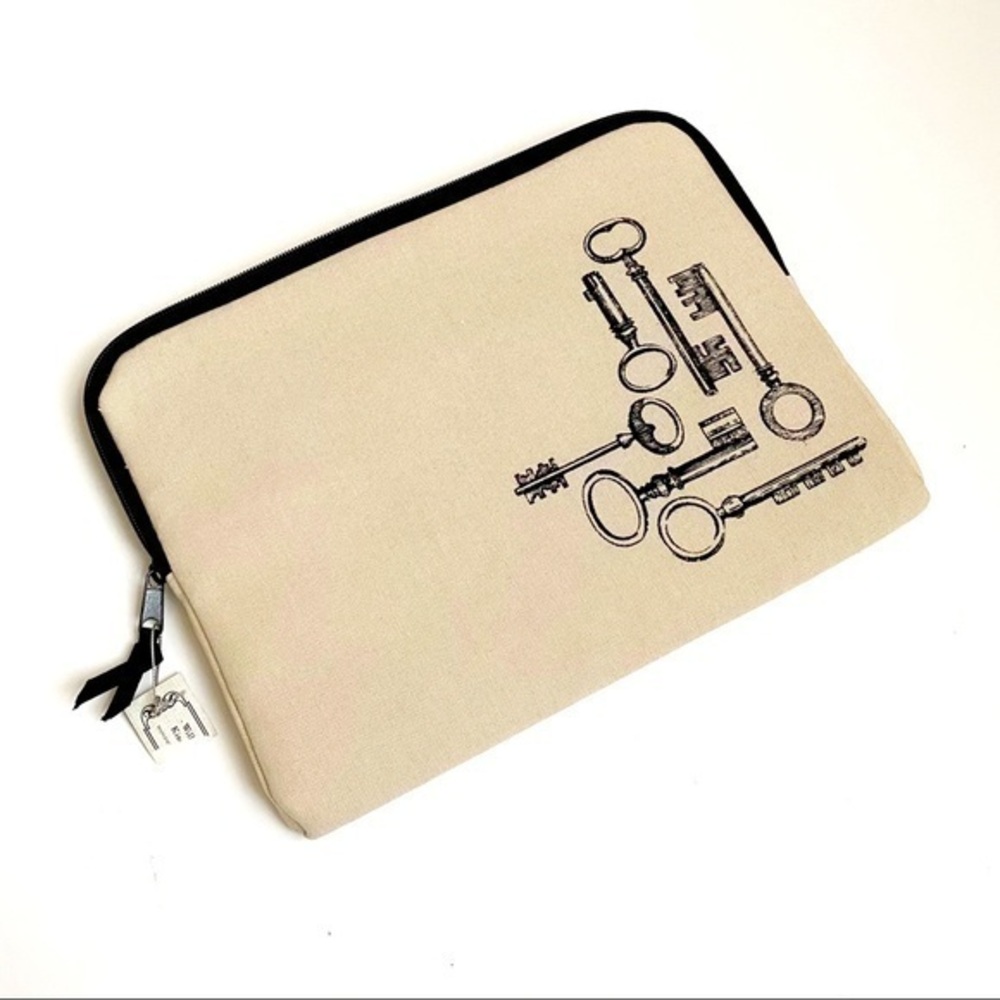 NWOT black and cream iPad / tablet case